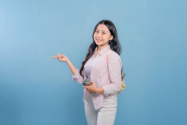 Elinde cep telefonu olan bir kadın fotoğraf için poz veriyor. Modern teknoloji ve iletişim kavramı