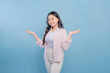 Bir kadın pembe gömlek ve beyaz pantolon giyerken bir şeyi işaret ediyor. Hedef gösterilen konu hakkındaki merak ve ilgi kavramı