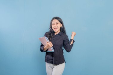 Bir kadın bir kitap tutuyor ve gülümsüyor. O mutlu ve heyecanlı. Neşe ve coşku kavramı