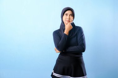 Siyah etekli ve şapkalı bir kadın gökyüzüne bakıyor. Derin düşüncelere dalmış.