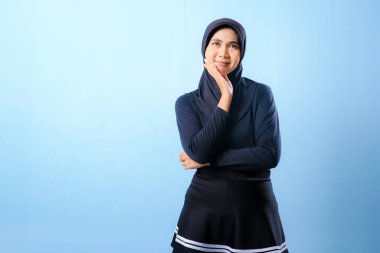 Siyah etekli ve şapkalı bir kadın gökyüzüne bakıyor. Derin düşüncelere dalmış.