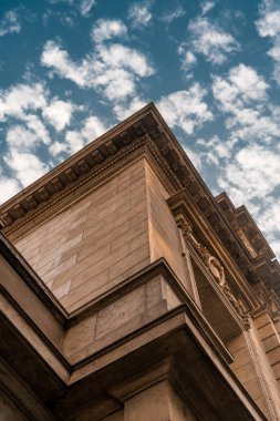 Eski bina ve mavi gökyüzü - Şekilleri olan antik müze