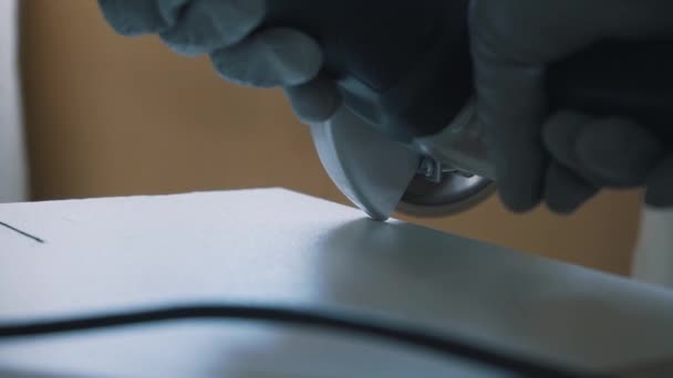 用研磨机切割三聚氰胺 戴手套的人砍柴 慢动作磨床 — 图库视频影像