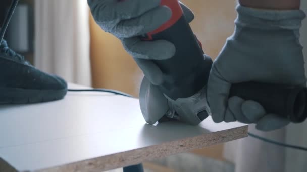 Melamine Snijden Met Een Molen Man Met Handschoenen Die Hout — Stockvideo