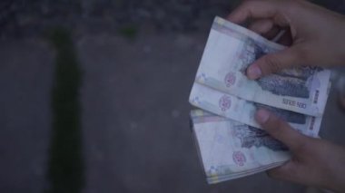Peru paralarını yavaş çekimde 
