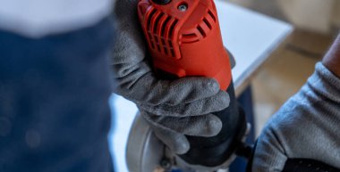 Öğütücüyle odun kesmek. Eller sürükleyici kesme makinesi.