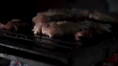 Akşamları ızgara tavuk. Kömür yanıyor. Kara yemek..