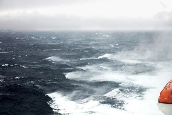 Mare mosso e onde — Foto Stock