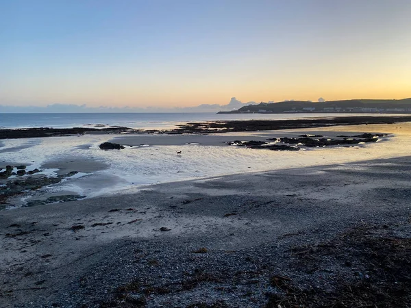 大潮退潮时的沙滩在马恩岛道格拉斯 美丽的日落全景 — 图库照片