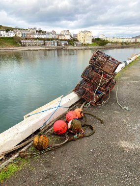 St. Mary Limanı, Man Adası 'ndaki küçük tuhaf limanın rıhtımında yengeç ve ıstakoz tencereleri
