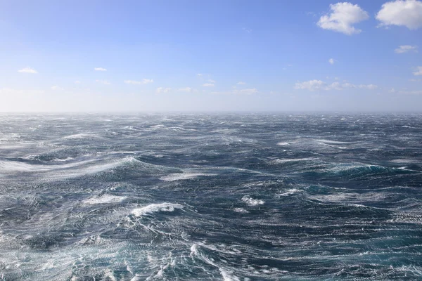 Very rough seas and blue skies — Stock Photo, Image