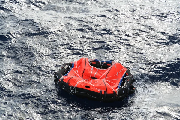 Una balsa salvavidas se desplaza en medio del océano —  Fotos de Stock