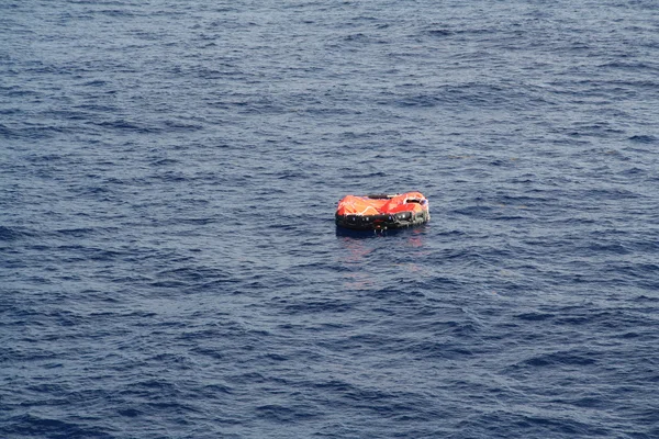 Bote salva-vidas à deriva no meio do oceano — Fotografia de Stock