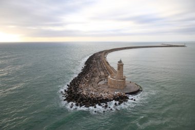 dalgakıran ve deniz feneri