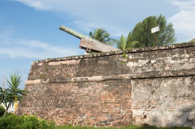 Eski canon üzerinde bir kale