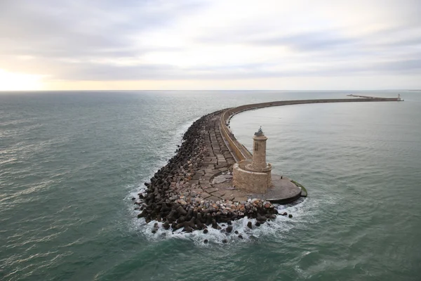 Quebra-mar e farol — Fotografia de Stock