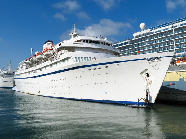 Cruise ship in port — Stock Photo, Image