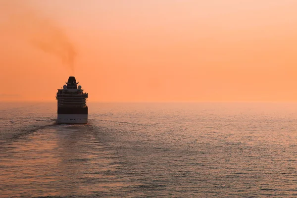 Partenza al tramonto di una nave da crociera — Foto Stock