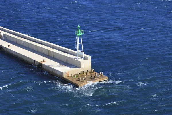 Dalgakıran ve deniz feneri — Stok fotoğraf