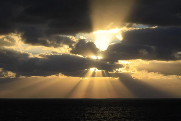 Zonnestralen bij zonsondergang op de Oceaan — Stockfoto