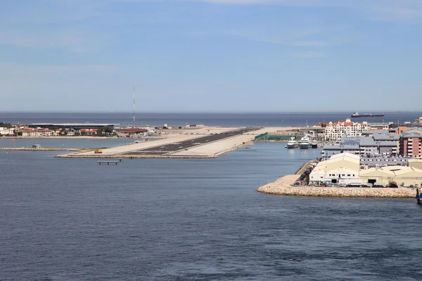 De luchthaven van Gibraltar en landingsbaan — Stockfoto