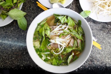 Baharatlı Vietnamca sığır şehriye çorbası