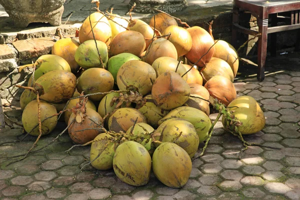 堆新鲜椰子 — 图库照片