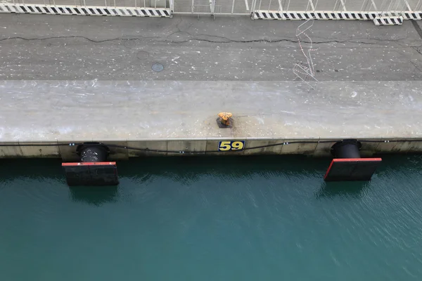 Guarda-lamas de transporte em um cais — Fotografia de Stock