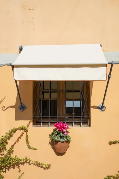 Colorata casa italiana — Foto Stock