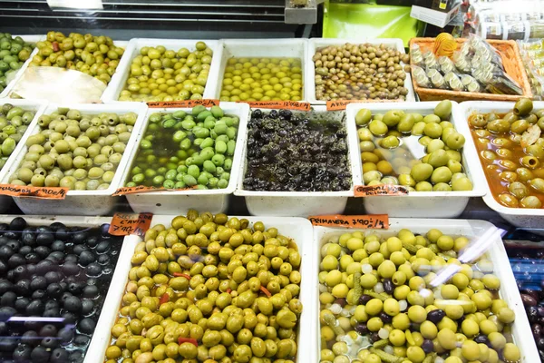 Bandejas de Aceitunas en el Mercado —  Fotos de Stock