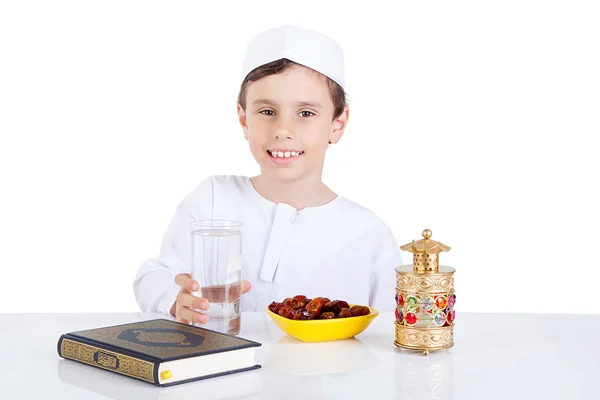 Muslimsk pojke redo för centralt i Ramadan — Stockfoto