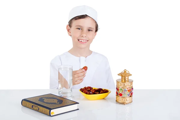 Junger muslimischer Junge hält Termine für Fastenbrechen im Ramadan bereit — Stockfoto