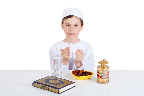 Junger muslimischer Junge betet im Ramadan — Stockfoto