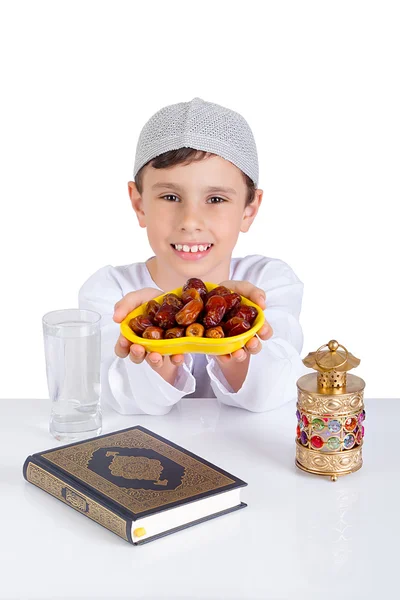 Ramadan kareem - kleines muslimisches Kind, das ein Dattelgericht in ramadan präsentiert — Stockfoto