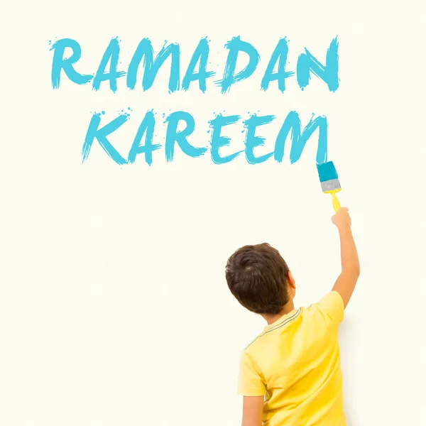 Söta lilla Muslim unge ritning Ramadan Kareem — Stockfoto