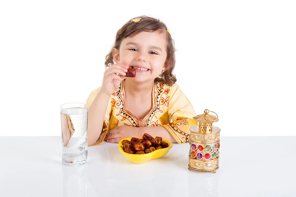 Muzulmán lány étkezés reggeli, a ramadán — Stock Fotó