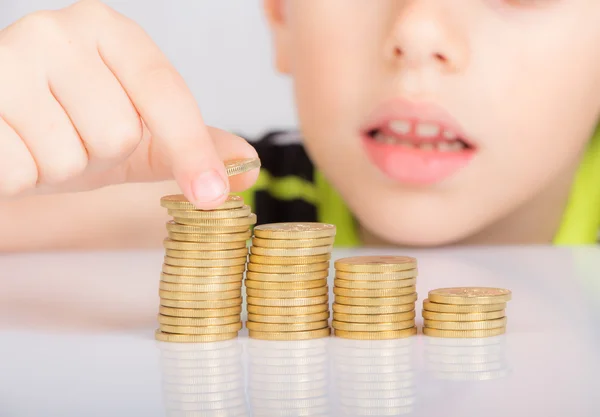 Giovane ragazzo contando le sue monete — Foto Stock