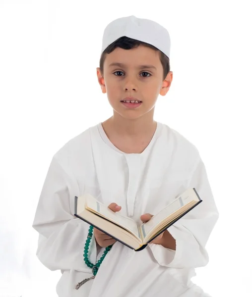 Muzulmán fiatal fiú olvasó korán — Stock Fotó