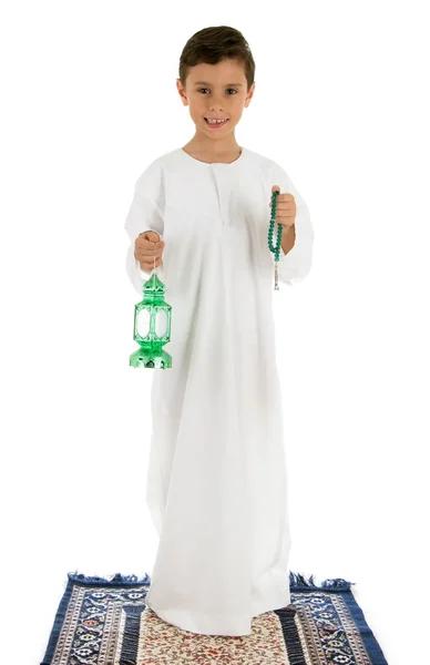 Ung pojke gärna fånga Ramadan lantern och Rosenkransen — Stockfoto