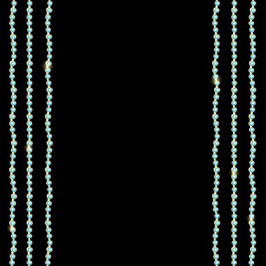 Farklı renkte mücevherler ve farklı kadırgalar. Kadınlar için şık altın ve gümüş aksesuarlar. Renkli mücevherli kartpostal. Farklı kesimlerin renkli mücevherleri.