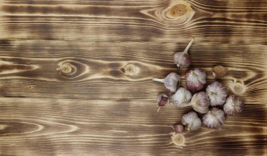 Sarımsak. Ahşap arka planda bir dizi taze sarımsak. Üst Manzara. Boşluğu kopyala.