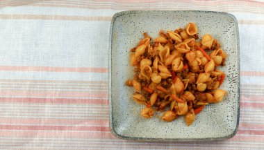 Kıyma ve domates soslu makarna.