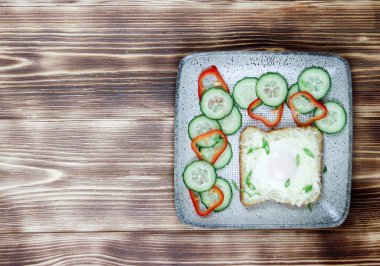 Tabakta bir delikte yumurta. Üst manzara, düz uzanma