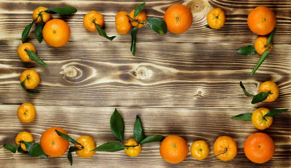 Mandarinen Orangen Mandarinen Zitrusfrüchte Mit Blättern Auf Rustikalem Holzgrund Kopierraum — Stockfoto
