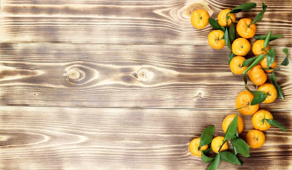 Mandarinen Orangen Mandarinen Zitrusfrüchte Mit Blättern Auf Rustikalem Holzgrund Kopierraum — Stockfoto