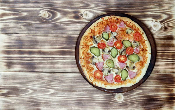 Pizza Com Presunto Cogumelos Tomate Cereja Picles Fundo Madeira — Fotografia de Stock