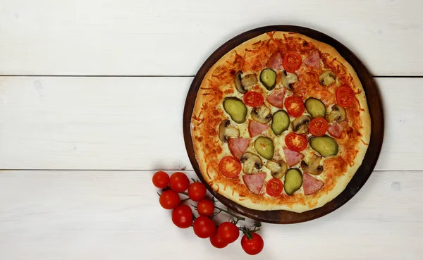 Pizza Szynką Grzybami Pomidorami Wiśniowymi Ogórkami Białym Drewnianym Tle — Zdjęcie stockowe