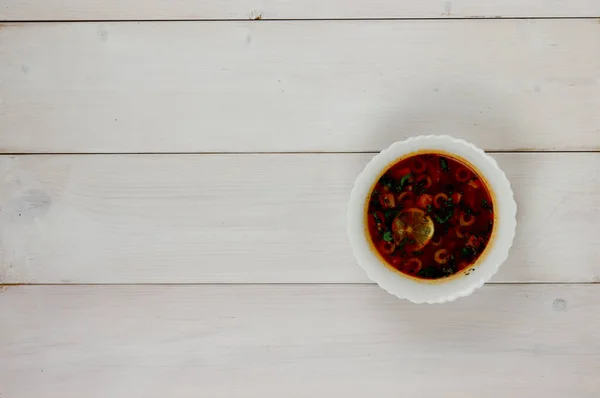 Traditionelle Russische Fleischsuppe Soljanka Einer Schüssel Auf Hellem Holzgrund Draufsicht — Stockfoto