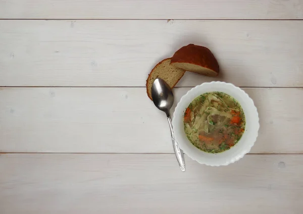 Sup Mie Dalam Mangkuk Dengan Latar Belakang Kayu Ringan Top — Stok Foto
