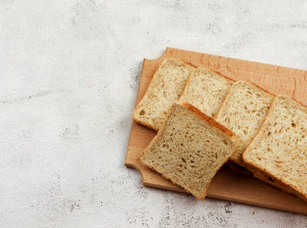 Slices Multigrain Bread Wooden Cutting Board Light Gray Background Top — Stock Photo, Image